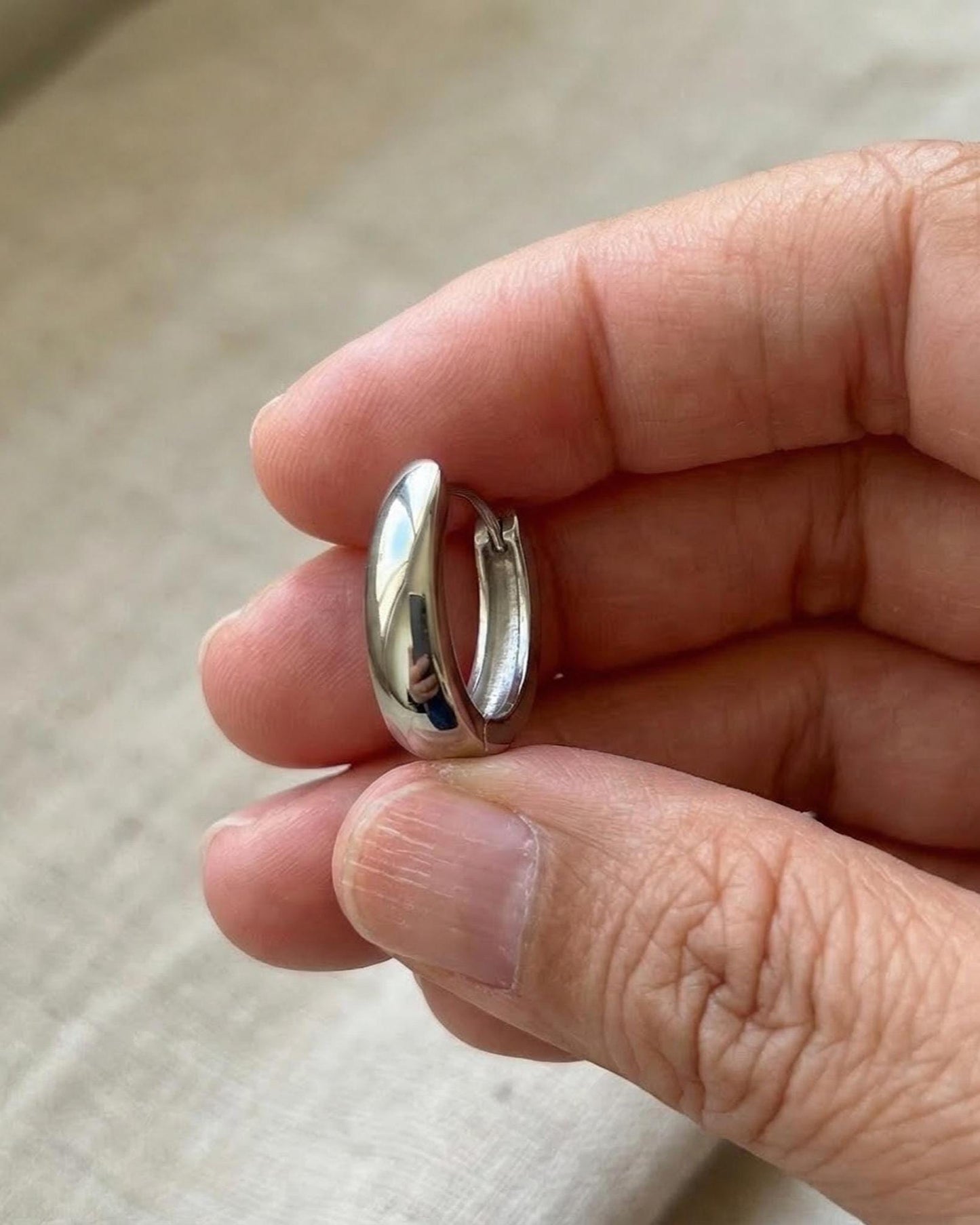 Oval Huggie Hoop Earrings – 15mm Minimalist Stainless Steel Hoops